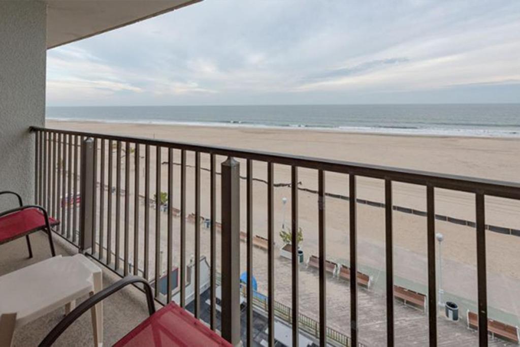 Studio W Balcony And Ocean View - Boardwalk One - 203
