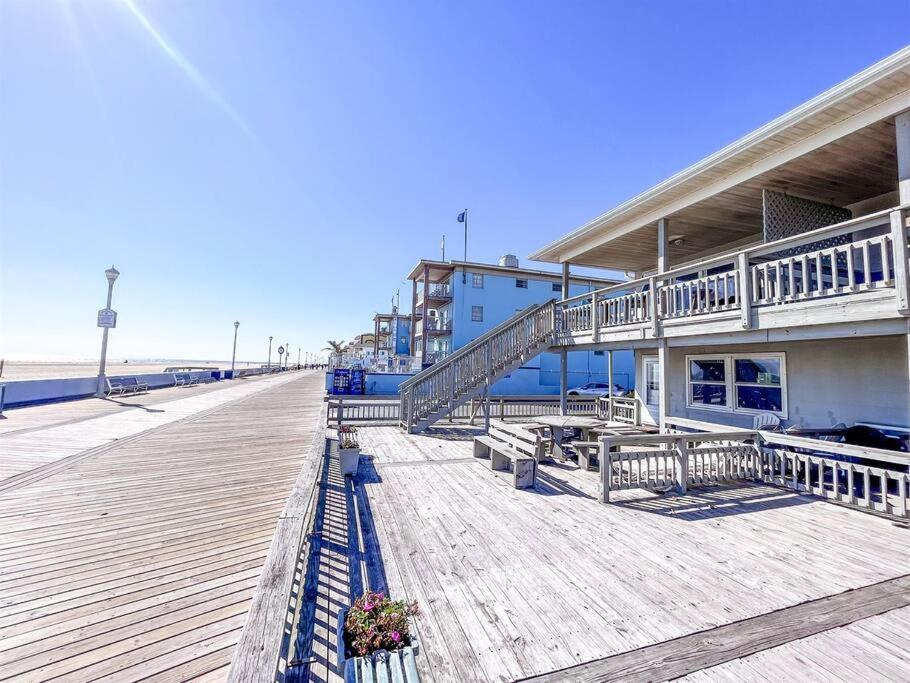 Holiday home Ocean Front * Boardwalk * Private Balcony