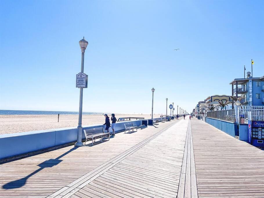 Holiday home Ocean Front * Boardwalk * Private Balcony *