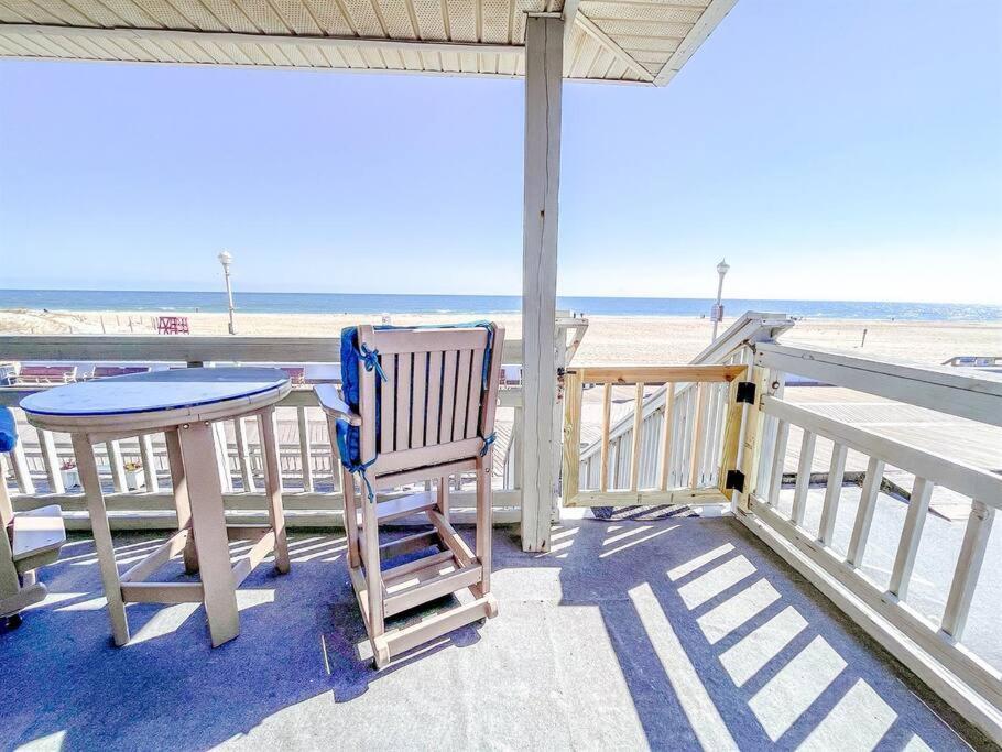 Ocean Front * Boardwalk * Private Balcony Holiday home *