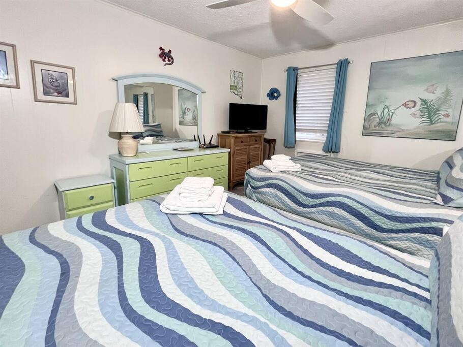 Stunning 2br/2ba Bayfront Retreat Holiday home