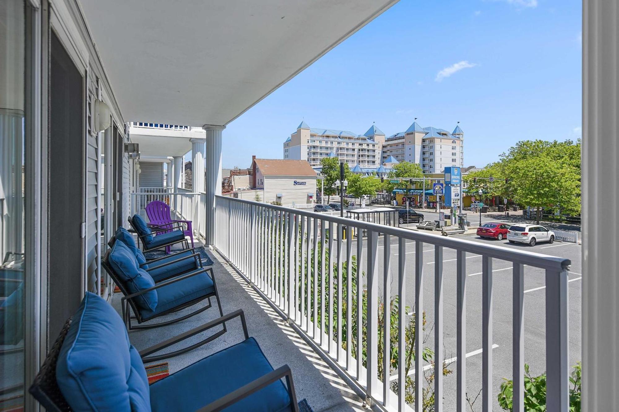 Ocean Spacious Balcony, Walk To Beach! Apartment *