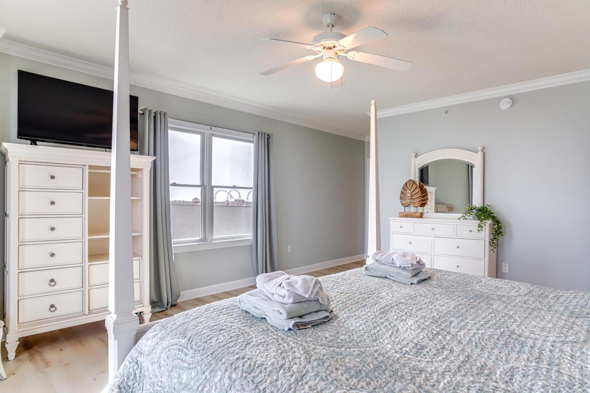 Ocean Inlet Escape With Balcony And Bay Views! Apartment