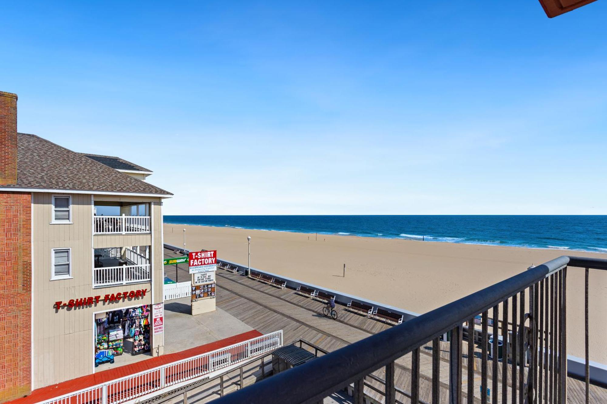 Americana Motor On Boardwalk